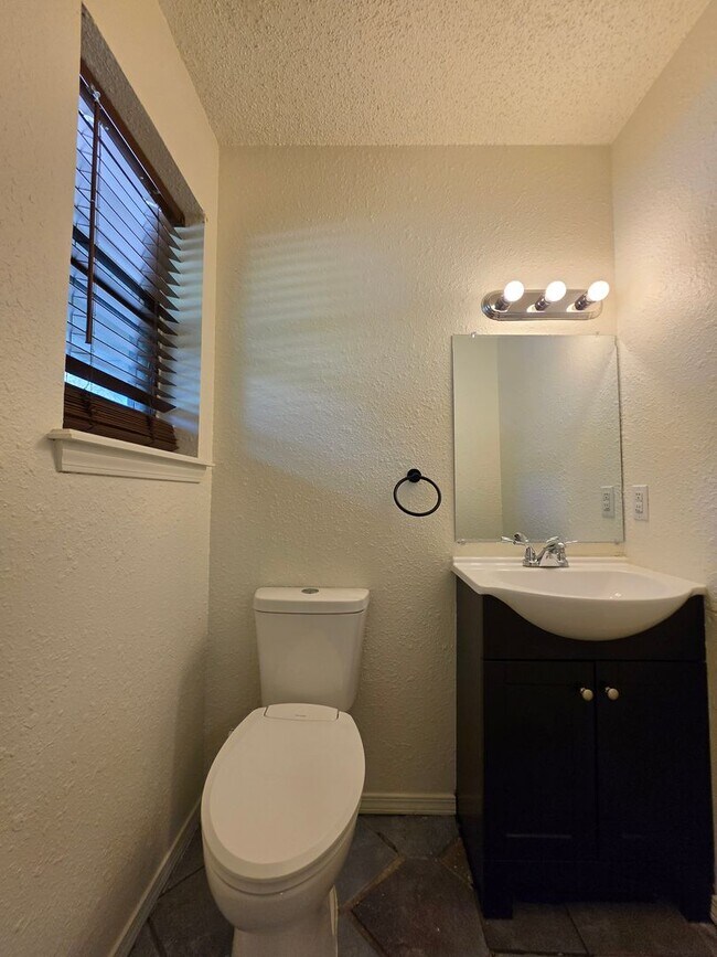 Building Photo - 3 bedroom home in Tecumseh!