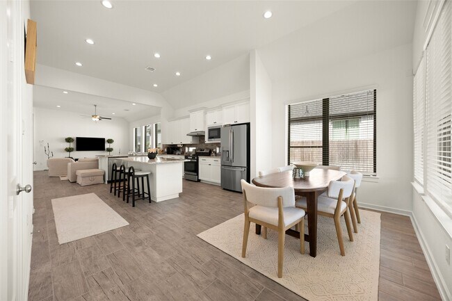 Building Photo - 10722 Hidden Rock Dr