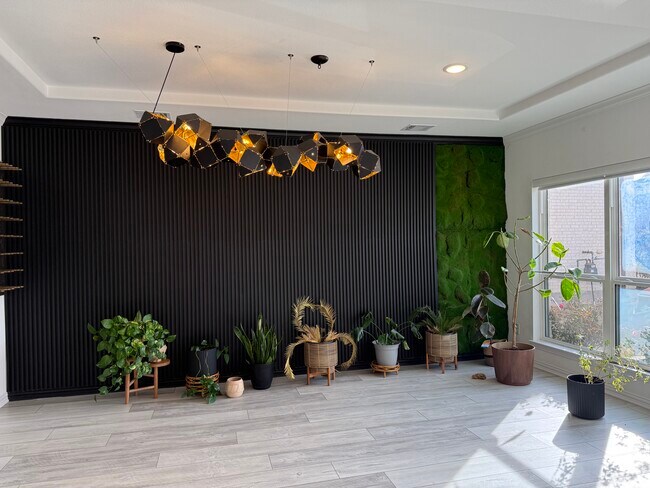 Building Photo - 2832 Fountain Park Dr