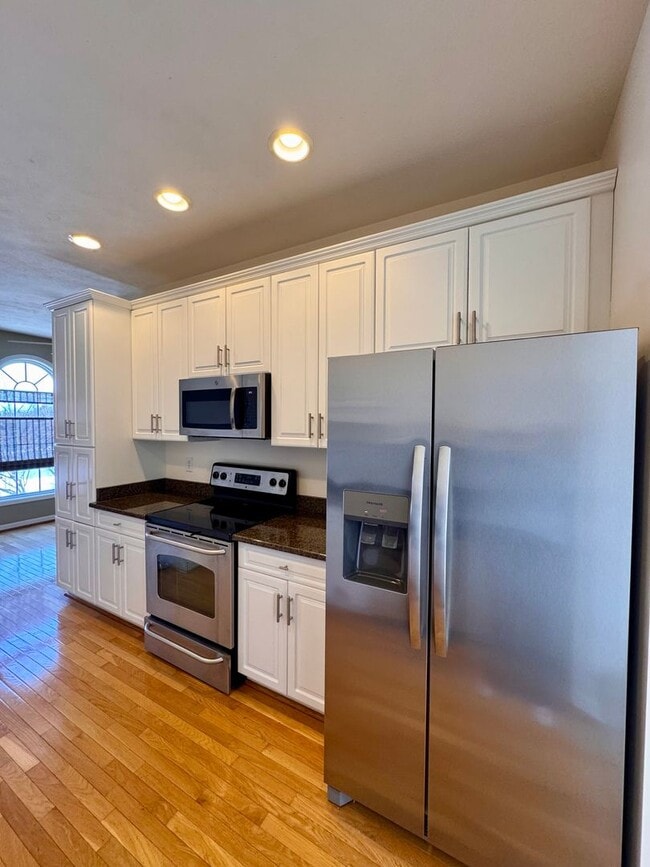 Building Photo - End Unit Townhome for Rent in Taylor Springs