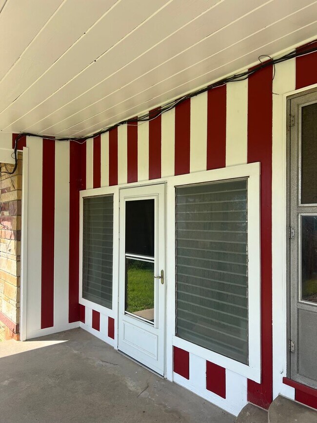 Building Photo - 4 bed/2 bath, half acre lot, 100 yards fro...