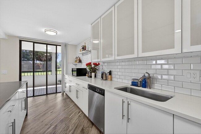 Building Photo - 4770 Fountains Dr S