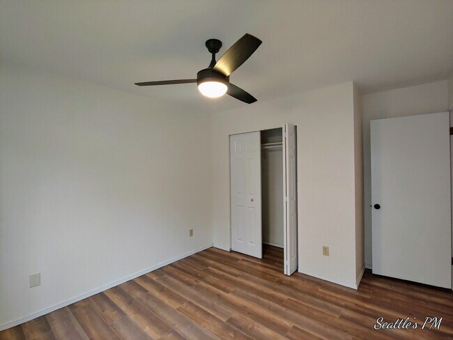 Building Photo - **FREE JUNE RENT**"Spacious 3-Bed Oasis with 2 Full Baths in Prime Seattle Location – 1800 Sq Ft ...