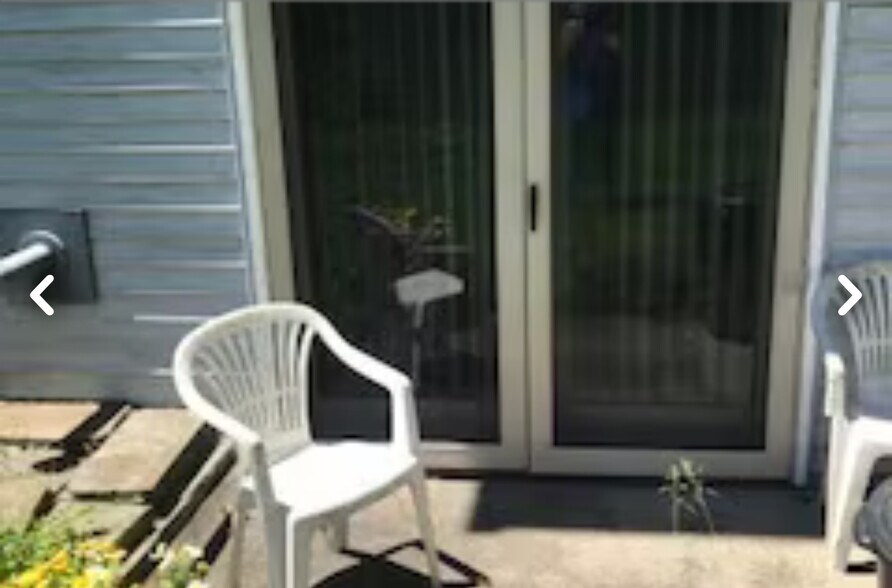 Walk out Matvin patio doors with screens to your patio - 26 Rochester St