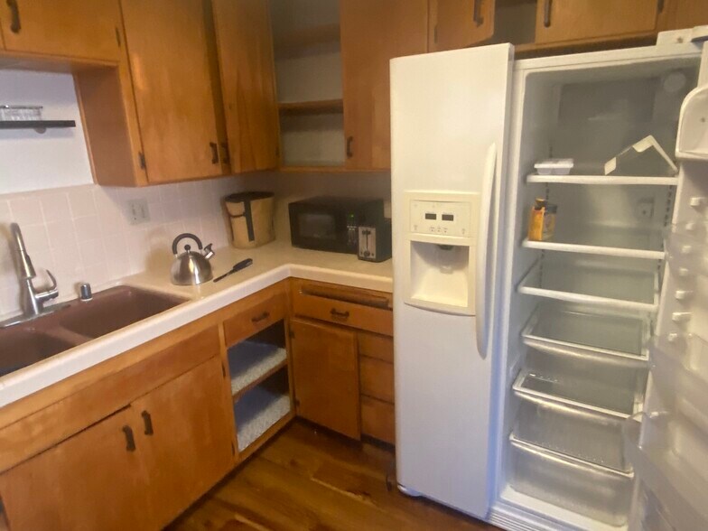 Building Photo - 4572 Narragansett Ave