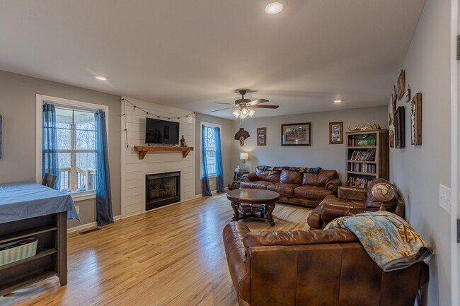 Building Photo - Pet Friendly Three Bedroom!