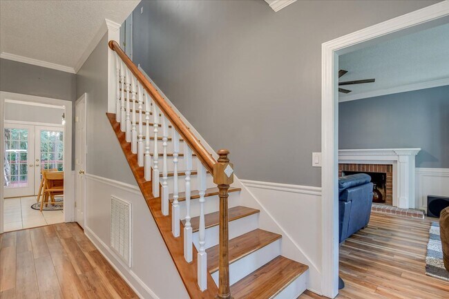 Building Photo - 4 bedroom 3 full bathroom home in heart of...