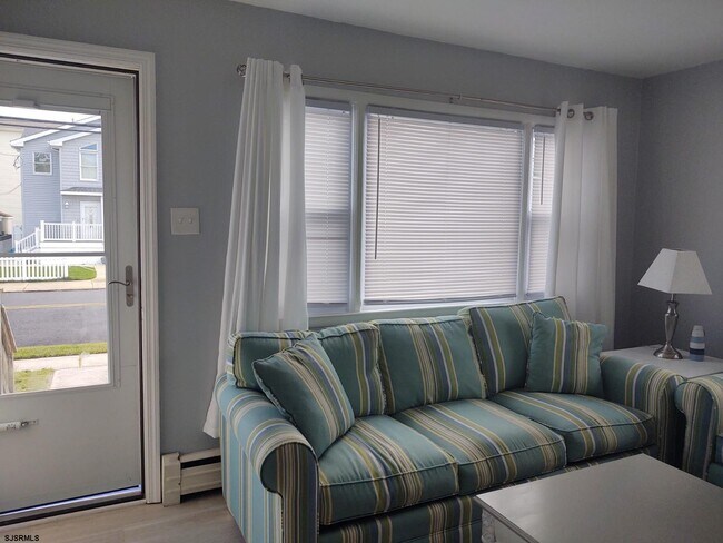 Building Photo - 701 E Beach Ave