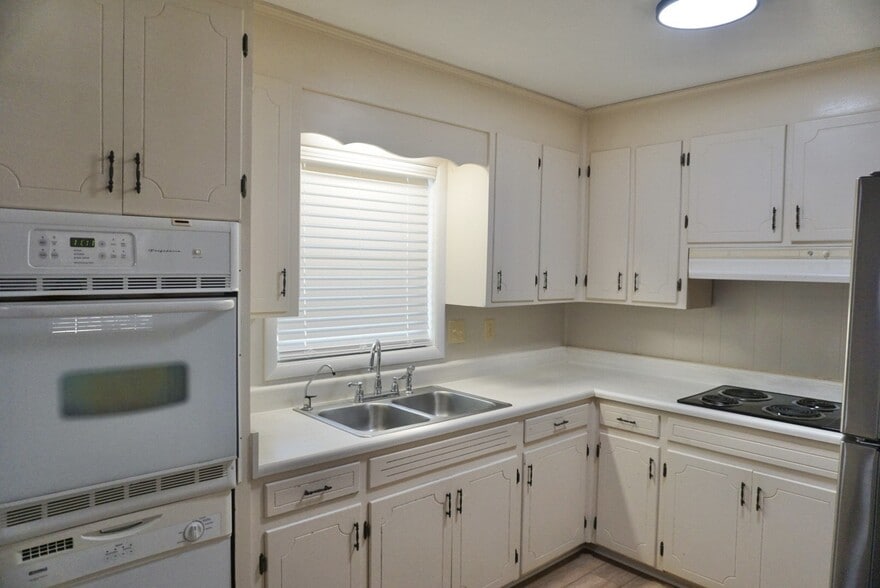 Building Photo - 215 Cardinal Ln