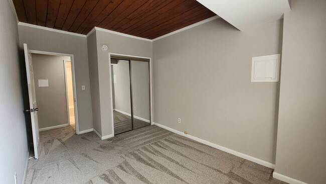 Building Photo - Completely Remodeled 2/2 Condo
