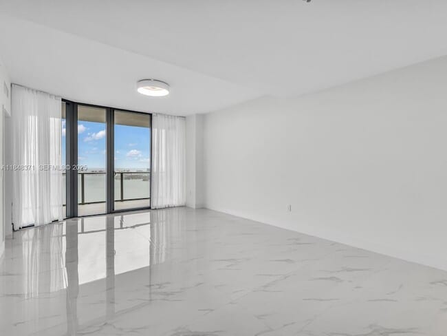 Building Photo - 700 NE 24th St