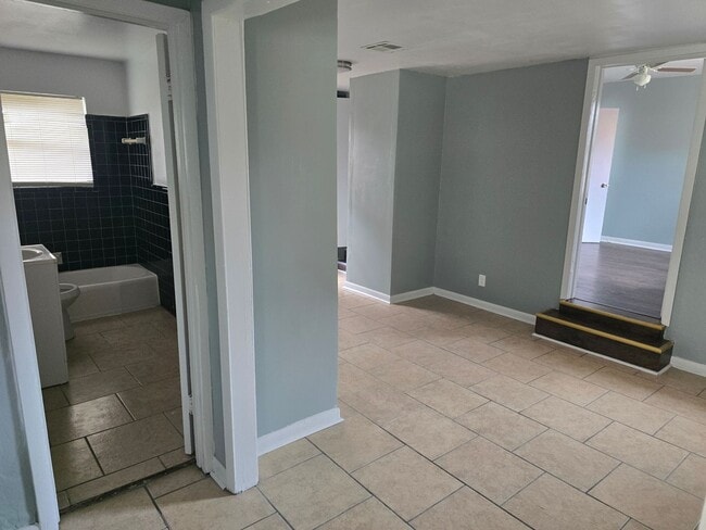 Building Photo - Spacious 4 bedroom/1 bath home with Centra...