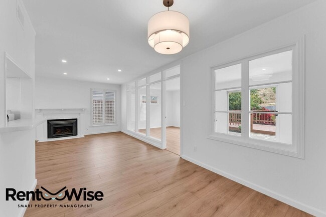 Building Photo - 110 Cuesta Dr