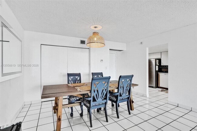Building Photo - 100 Bayview Dr
