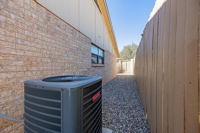 Building Photo - 105 Quail Run