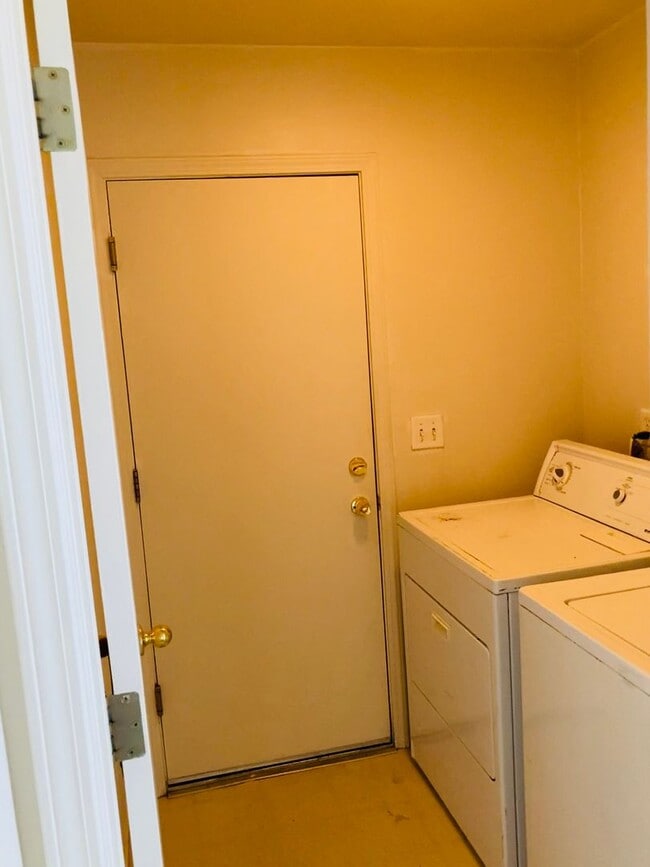 Building Photo - Charming 3 Bedroom