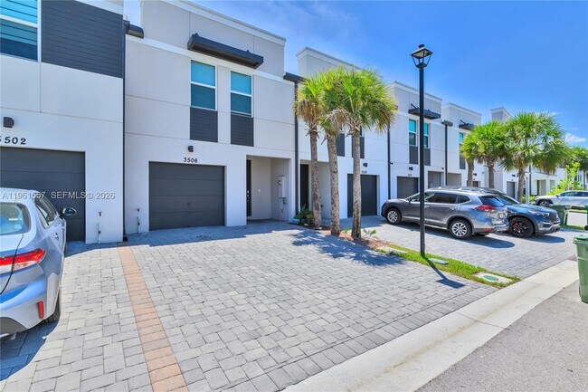 Building Photo - 3506 Joshua Tree St