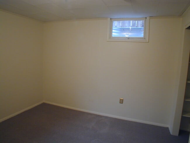 Building Photo - House For Lease