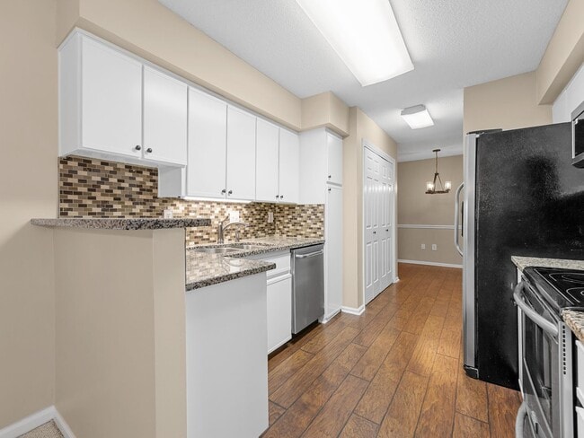 Building Photo - Gorgeous 2 bedroom home- Move-In Ready Condo in Parkview. Minutes to Downtown Greenville & the Ne...