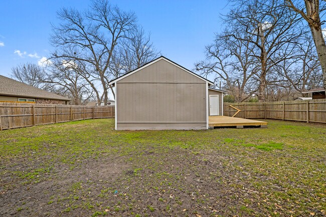 Building Photo - 1009 Oak St