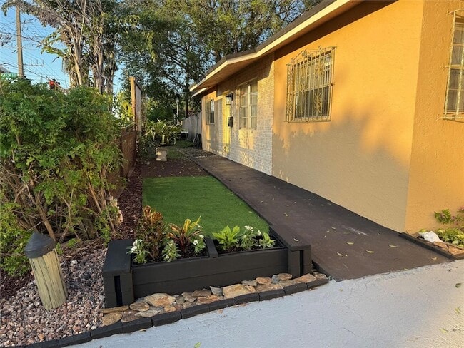 Building Photo - 602 NE 38th St