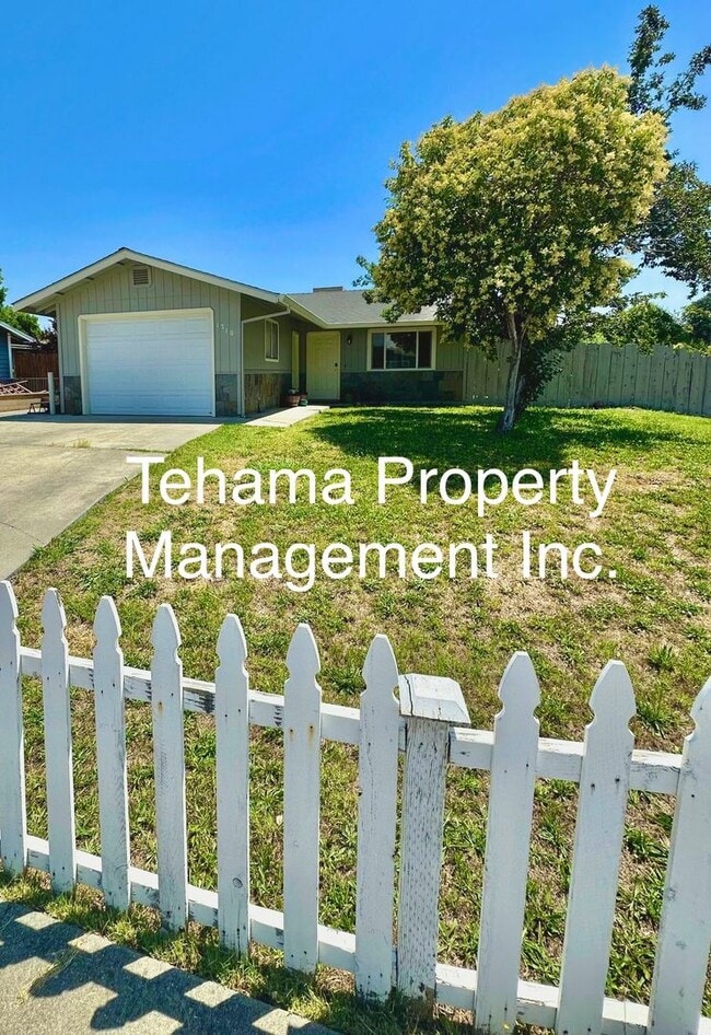 Building Photo - Cute 2 Bedroom 1 Bath Home w/ Large Backyard