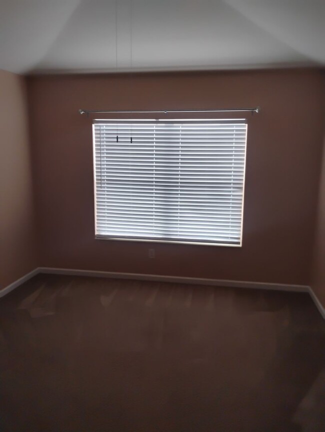 Building Photo - Townhouse in