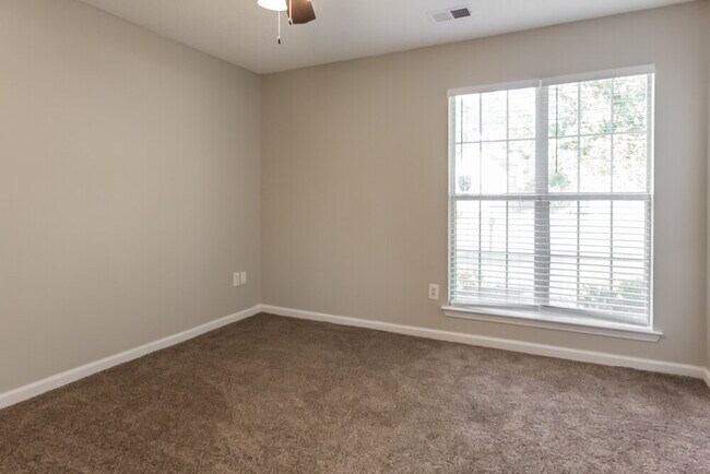 Building Photo - 10953 Oak Leaf Dr