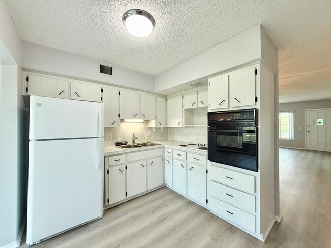 Building Photo - 2455 Finlandia Ln