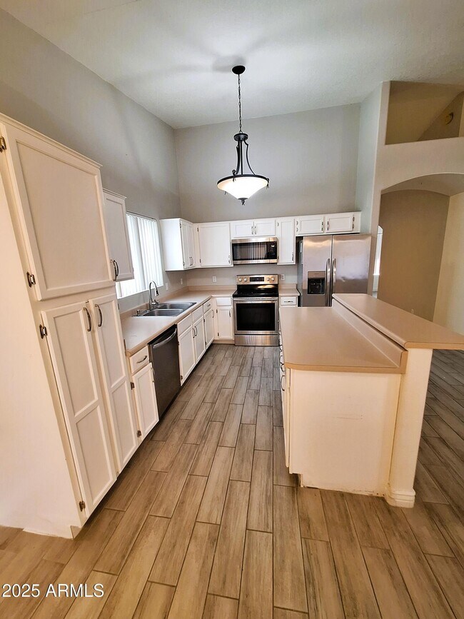 Building Photo - 8512 W Tuckey Ln