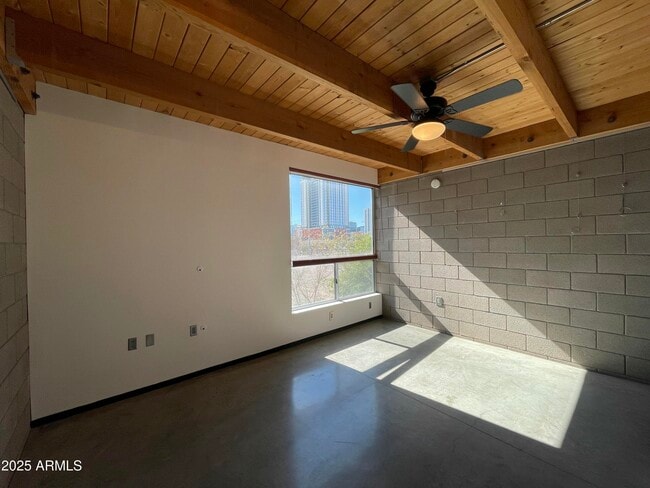 Building Photo - 727 E Portland St