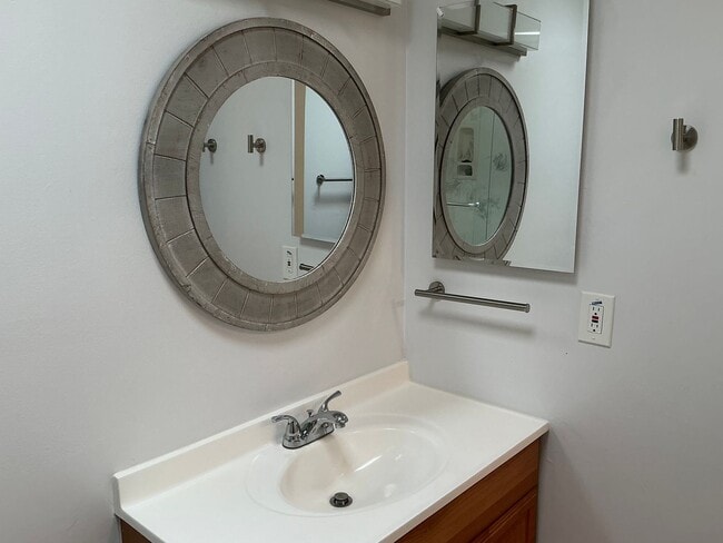 Building Photo - Stylish 2-Bedroom Condo in the Heart of Livermore – Move-In Ready!