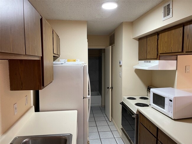 Building Photo - 2750 Holly Hall St