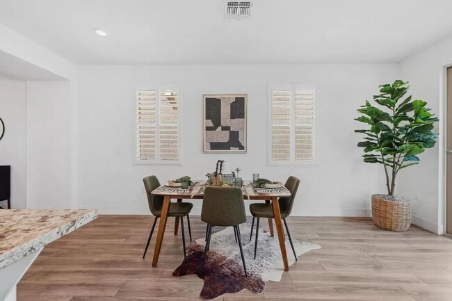 Building Photo - Dream Home Alert: 5 Bedrooms of Pure Comfo...
