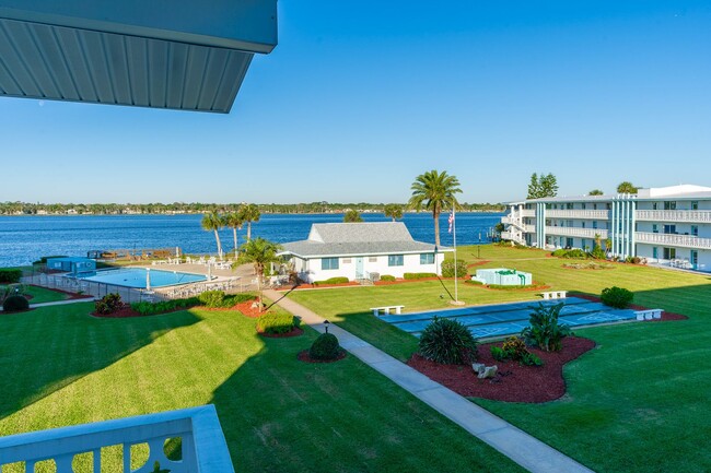 Building Photo - Riverfront Two Bedroom Condo