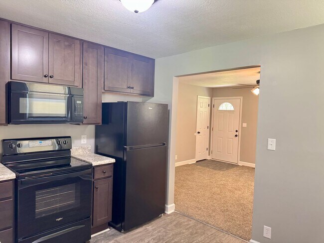 Building Photo - Beautiful Country Setting! Brick 3 Bed/2 B...