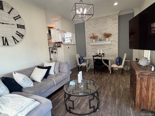 Building Photo - 326 E Walnut St