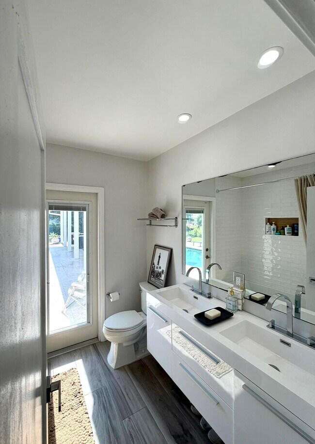 Building Photo - 100 SW 11th Ave