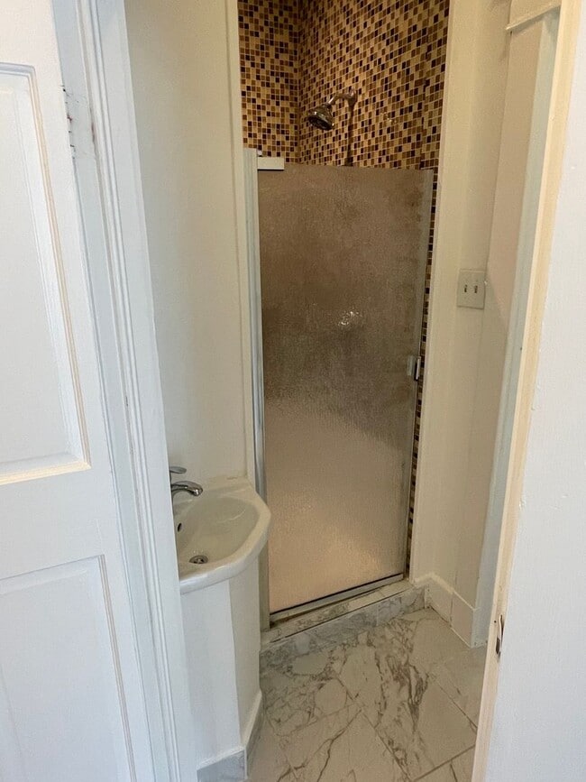 Building Photo - Huge 4BD/2.5BA with Sunroom and Backyard