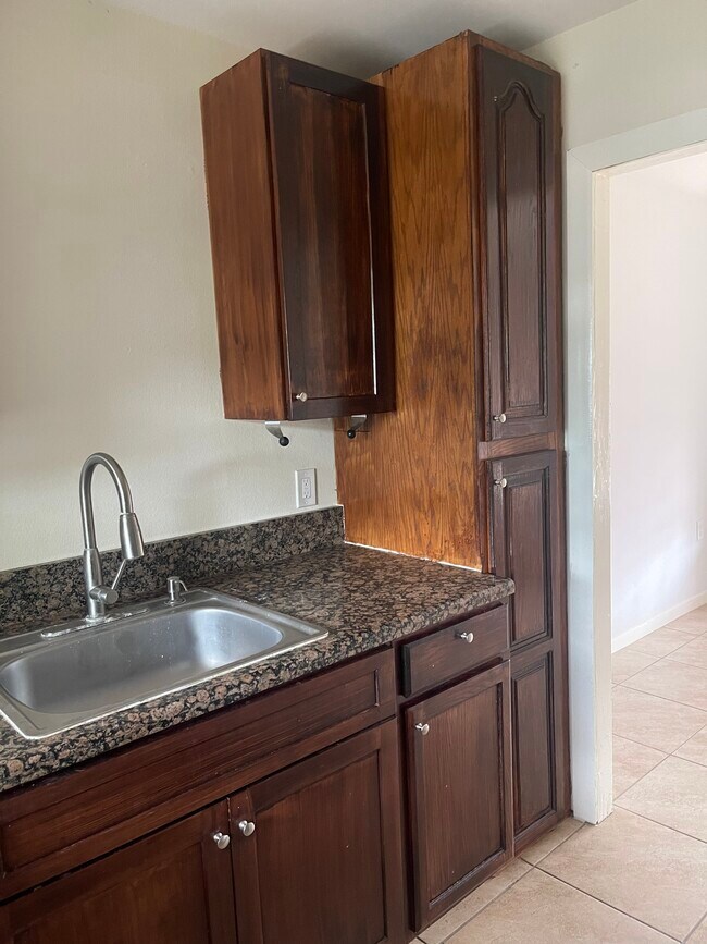 Building Photo - 1301 E Lyon St