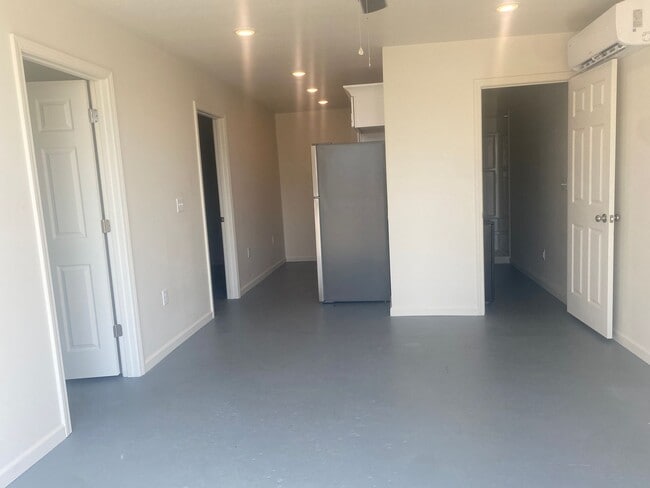 Building Photo - Remodeled 2bed/1bath near Industrial Park!