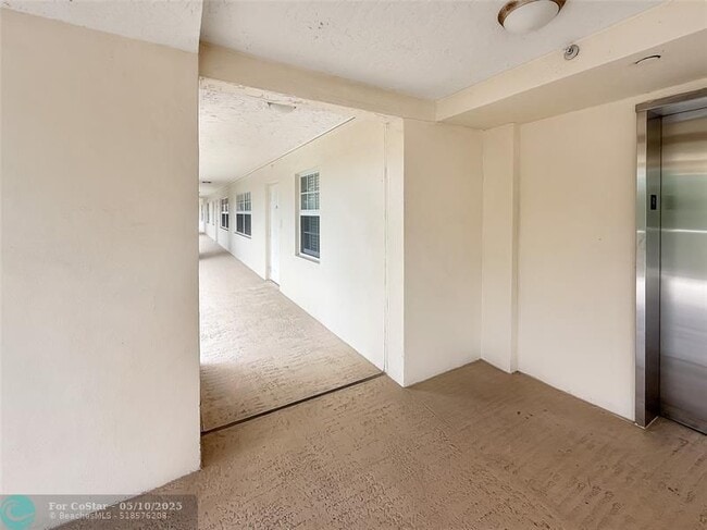 Building Photo - 3520 Oaks Way