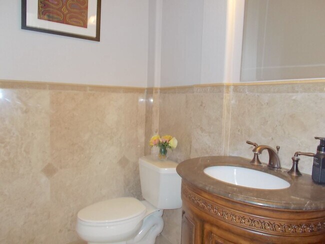Building Photo - Spacious 4 Bed / 5 Bath Two-Story Home wit...