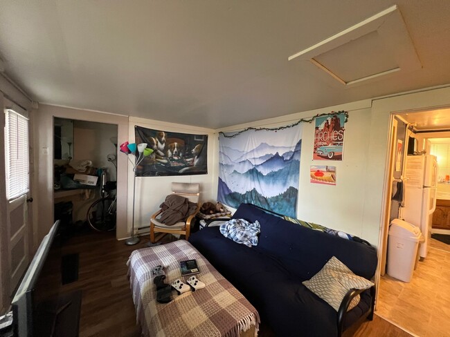Building Photo - 3 Bed 1 Bath Unit in lower level of Victor...