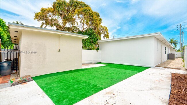 Building Photo - 2953 SW 23rd St