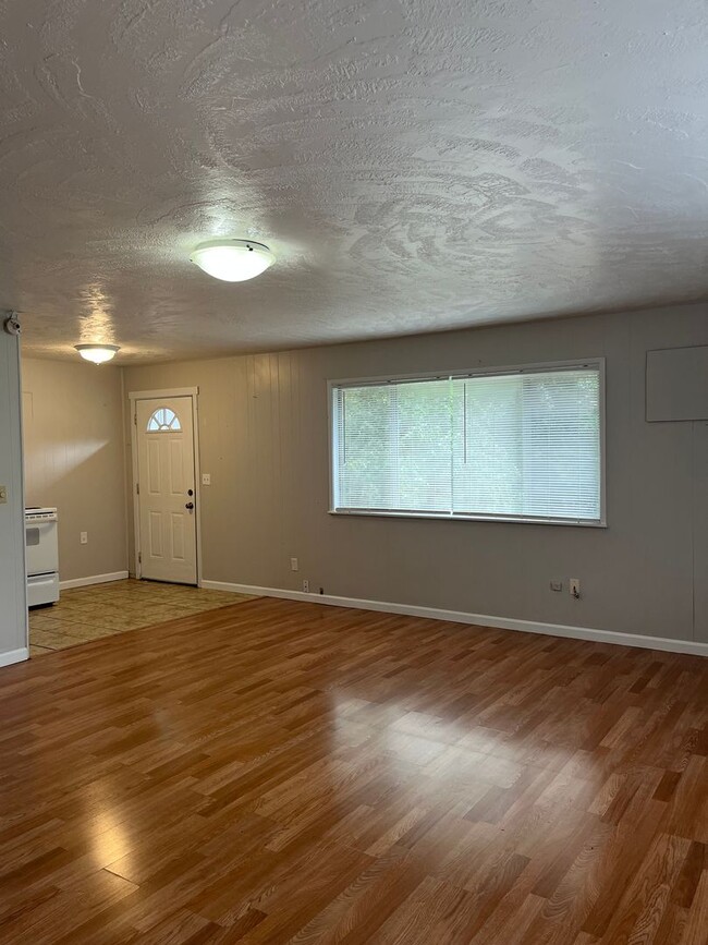 Building Photo - Quaint Studio , 1 Bath Home in Grants Pass