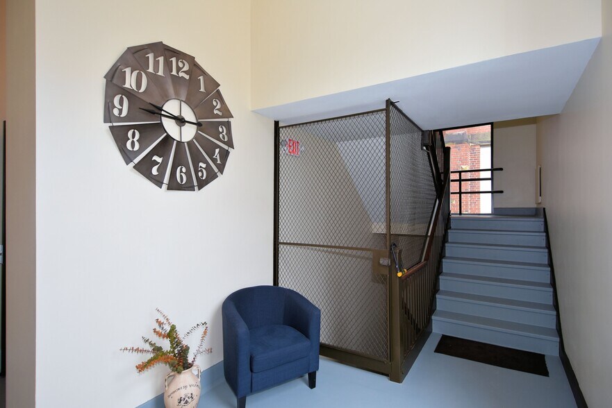 Building Photo - 2301 Mission St