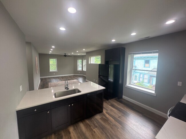 Building Photo - 453 S Main Ave