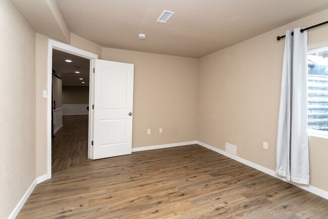 Building Photo - Beautiful Home with Stunning Views!