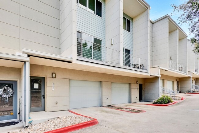 Building Photo - 604 N Bluff Dr